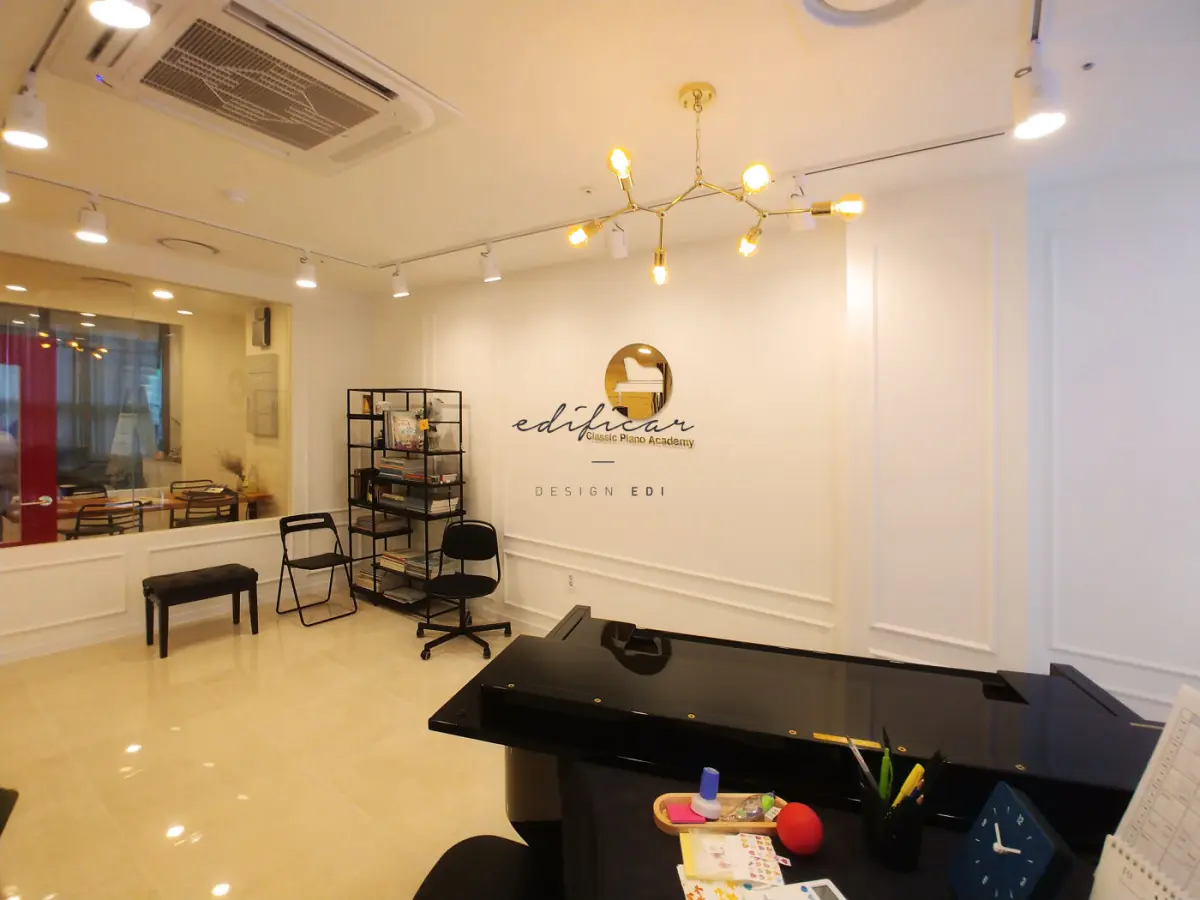 골드 포인트로 완성한 모던클래식 피아노학원 인테리어